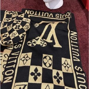 NWOT Authentic Brand 🆕 Louis Vuitton Scarf 🧣